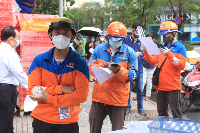 Lo &quot;còng lưng&quot; gánh phí do shipper vẫn phải xét nghiệm 3 ngày/lần - Ảnh 1.