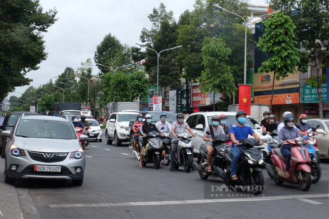 Phố xá nhộn nhịp, tiệm tóc – sửa xe – bún bò đắt khách trong ngày đầu “mở cửa” - Ảnh 1.