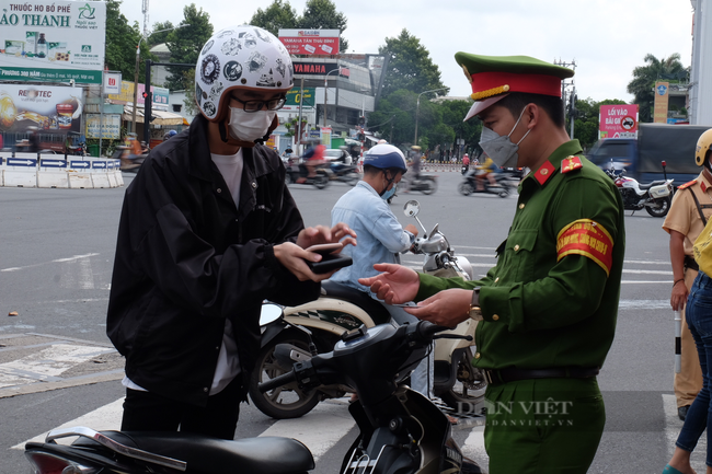 Phố xá nhộn nhịp, tiệm tóc – sửa xe – bún bò đắt khách trong ngày đầu “mở cửa” - Ảnh 10.