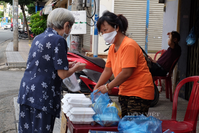 Phố xá nhộn nhịp, tiệm tóc – sửa xe – bún bò đắt khách trong ngày đầu “mở cửa” - Ảnh 11.