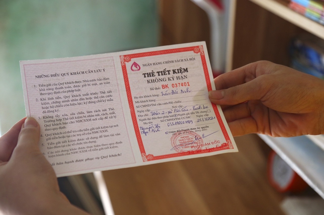 Bạn đọc Báo Dân Việt trao tặng sổ tiết kiệm cho bé trai 13 tuổi sống một mình. - Ảnh 5.