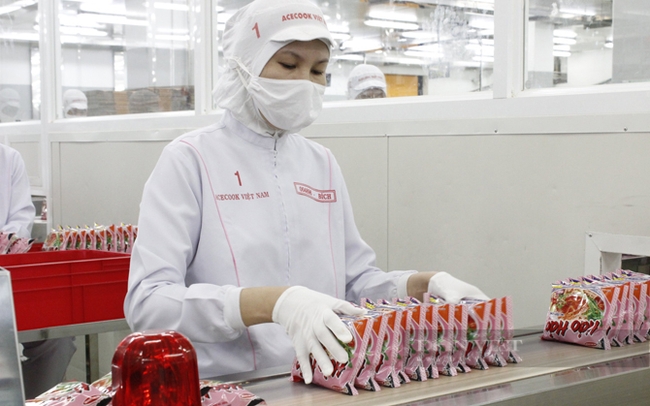 Công nhân sản xuất mì của nhà máy Acecook Việt Nam. Ảnh: DNCC