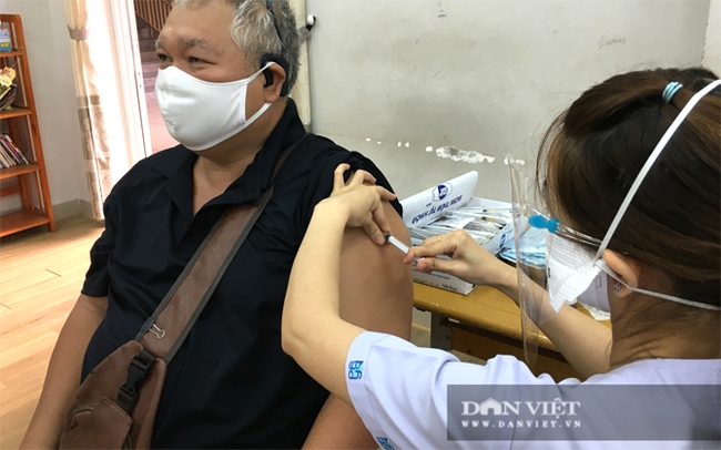 Người dân TP.HCM tiêm phòng vaccine. Ảnh: Bạch Dương