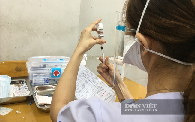 Cán bộ y tế tiêm phòng vaccine cho người dân tại TP.HCM. Ảnh: Bạch Dương