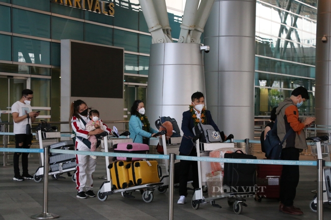 Đoàn khách quốc tế đầu tiên đáp sân bay Đà Nẵng sau thời gian &quot;đóng băng&quot; vì Covid-19 - Ảnh 1.