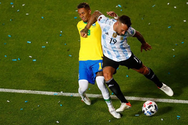 Nghi &quot;có mùi&quot;, tổ trọng tài trận Argentina - Brazil bị đình chỉ vô thời hạn - Ảnh 1.