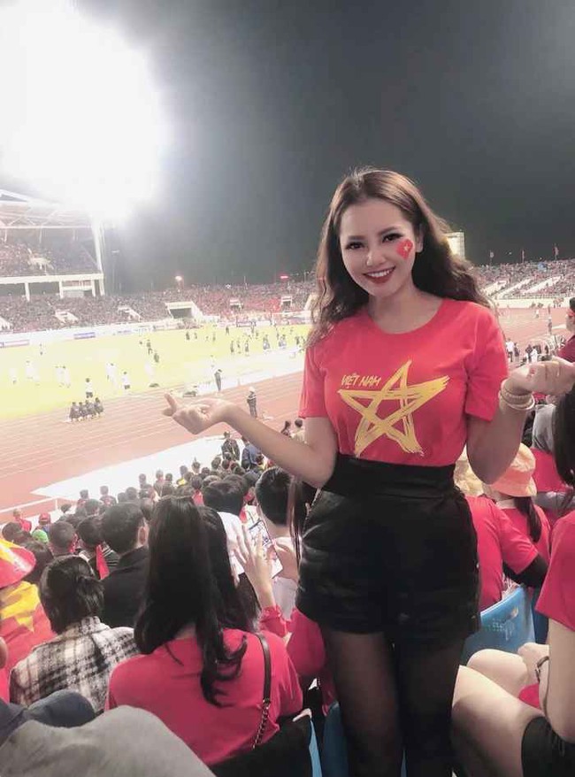 Cổ vũ ĐT Việt Nam, bạn gái Đức Huy ăn mặc sexy chiếm &quot;spotlight&quot; - Ảnh 8.