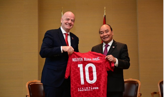 Chủ tịch FIFA gặp gỡ Chủ tịch nước Nguyễn Xuân Phúc: &quot;Tôi muốn được thấy Việt Nam dự World Cup&quot; - Ảnh 2.