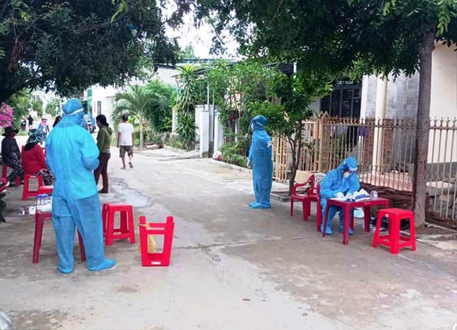 Ninh Thuận: Nhiều ca nhiễm Covid-19 trong cộng đồng, TP.Phan Rang-Tháp Chàm nâng lên mức nguy cơ cao - Ảnh 4.
