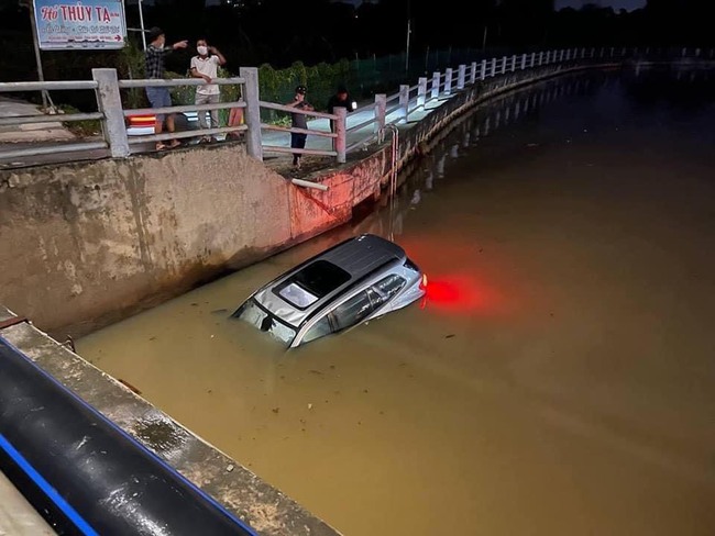 Đồng Nai: Đi với tốc độ nhanh xe 7 chỗ bị rơi xuống suối, tài xế may mắn thoát nạn - Ảnh 1.