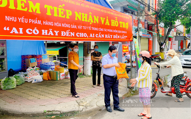 Lãnh đạo Hội Nông dân tỉnh Bình Dương trao nhu yếu phẩm cho hội viên nông dân trên địa bàn tỉnh. Ảnh: Trần Khánh