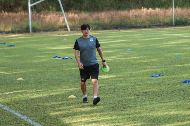 Rời HAGL, “cánh tay phải” của HLV Kiatisak gia nhập Hà Nội FC - Ảnh 1.