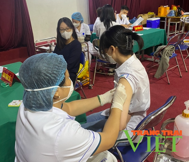 Điện Biên: Gần 27 nghìn học sinh được tiêm vaccine phòng Covid -19   - Ảnh 2.