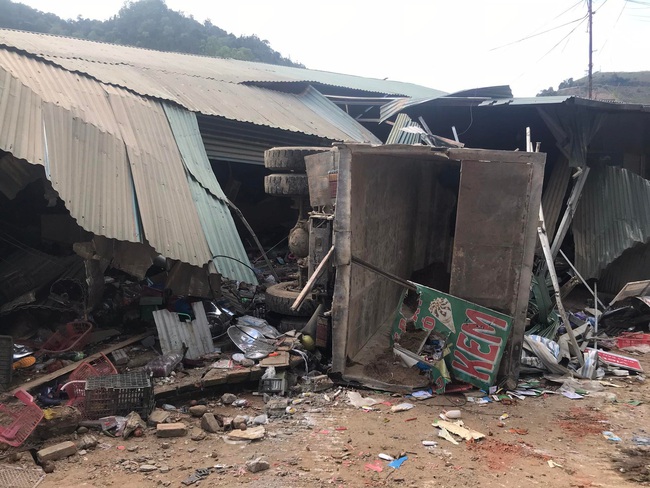 Điện Biên Đông: Xe chở cát lao vào nhà dân khiến 2 người tử vong tại chỗ - Ảnh 2.