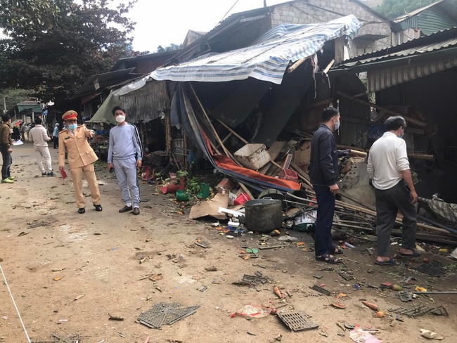 Điện Biên Đông: Xe chở cát lao vào nhà dân khiến 2 người tử vong tại chỗ - Ảnh 1.