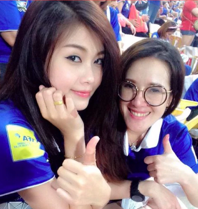 Nhan sắc xinh đẹp của vợ hậu vệ số 1 tuyển Thái Lan - Ảnh 10.
