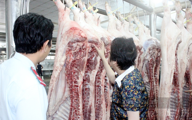 TP.HCM có nhu cầu tiêu thụ thịt heo rất lớn trong những ngày tết. Trong ảnh: Ban An toàn thực phẩm TP.HCM kiểm tra hàng hóa tại chợ đầu mối Hóc Môn. Ảnh: Nguyên Vỹ
