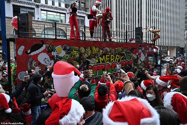 Mỹ: “Biển” người giả trang Ông già Noel tràn ngập New York chào đón Lễ hội SantaCon trở lại - Ảnh 5.