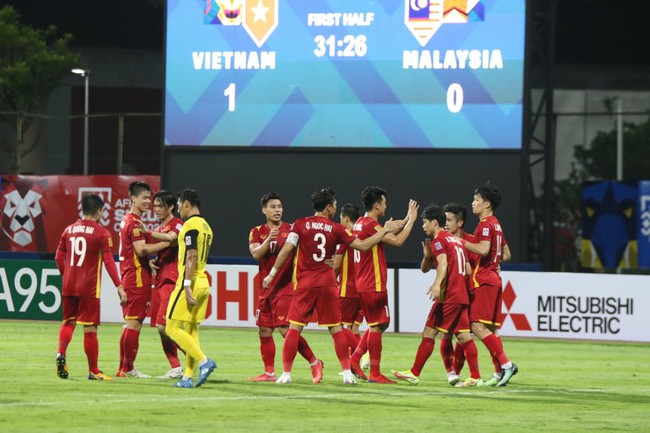 Thắng giòn giã Malaysia, ĐT Việt Nam đặt 1 chân vào bán kết AFF Cup 2020 - Ảnh 1.