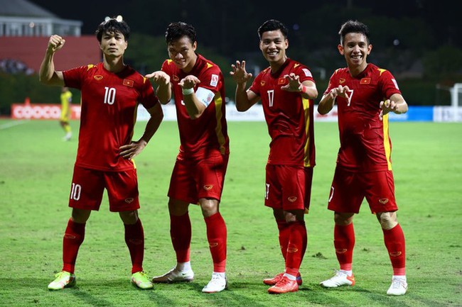 Thắng giòn giã Malaysia, ĐT Việt Nam đặt 1 chân vào bán kết AFF Cup 2020 - Ảnh 2.