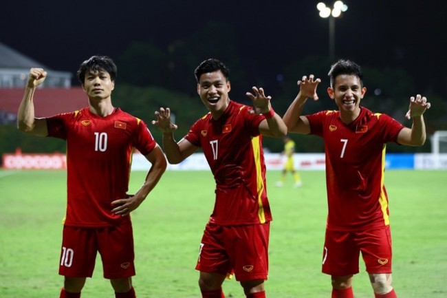 Cục diện bảng B AFF Cup 2020: ĐT Việt Nam chạm tay vào vé bán kết - Ảnh 2.