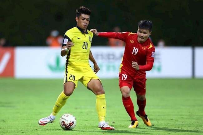 Đội nhà thua thảm ĐT Việt Nam, CĐV Malaysia đập vỡ tivi - Ảnh 2.