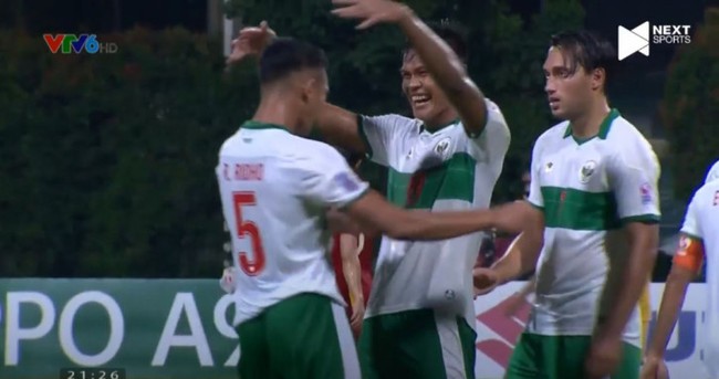 Hòa ĐT Việt Nam, tuyển thủ Indonesia ôm nhau ăn mừng như... vô địch - Ảnh 1.