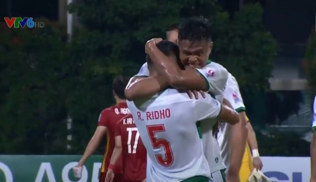 Hòa ĐT Việt Nam, tuyển thủ Indonesia ôm nhau ăn mừng như... vô địch - Ảnh 2.