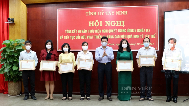 Tỉnh ủy tỉnh Tây Ninh trao bằng kheo cho các cá nhân, tập thể có thành tích xuất sắc trong 20 phát triển kinh tế tập thể ở Tây Ninh. Ảnh: Trần Khánh