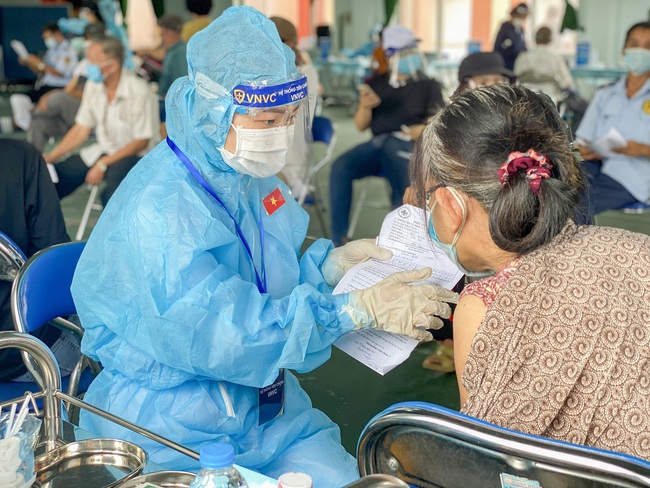 Bí thư TP.HCM Nguyễn Văn Nên: Phải chủ động trước khi biến chủng Omicron lọt vào thành phố - Ảnh 3.