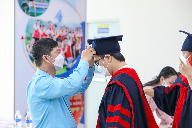 Gần 500 triệu đồng học bổng được trao cho sinh viên chương trình quốc tế trong lễ tốt nghiệp - Ảnh 1.