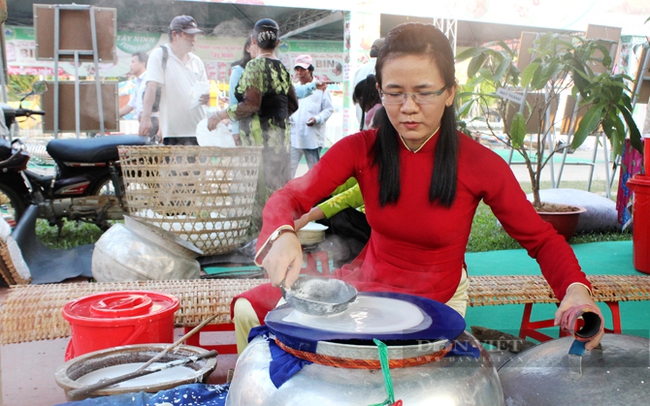 Nghề làm bánh tráng truyền thống ở Tây Ninh. Ảnh: Nguyên Vỹ