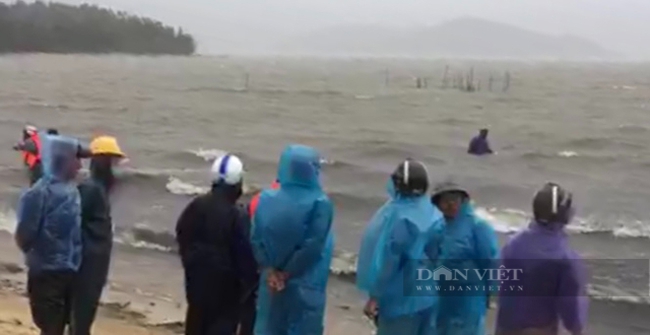 Quảng Ngãi: Đội mưa bão tìm người mất tích ở đầm An Khê, 1 tàu cá chưa liên lạc được  - Ảnh 1.