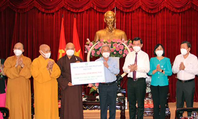 Đồng Nai tiếp nhận 10.000 túi thuốc điều trị F0 do Trung ương Giáo hội Phật giáo Việt Nam trao tặng - Ảnh 1.