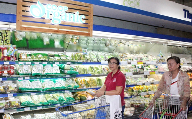 Người dân tìm mua sản phẩm hữu cơ tại siêu thị Coop TP.HCM. Ảnh: Nguyên Vỹ
