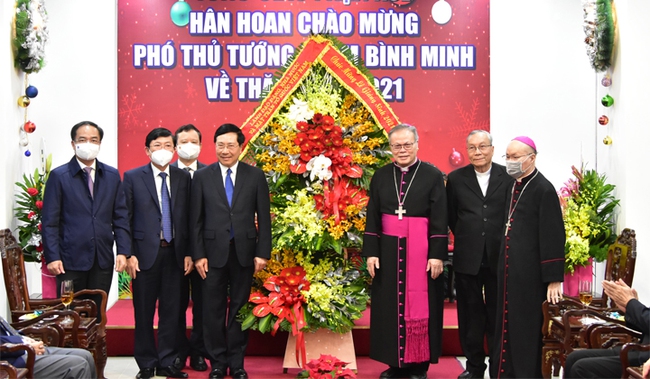 Phó Thủ tướng Phạm Bình Minh chúc mừng Giáng sinh tại Tổng Giáo phận Huế - Ảnh 1.