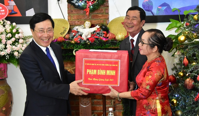 Phó Thủ tướng Phạm Bình Minh chúc mừng Giáng sinh tại Tổng Giáo phận Huế - Ảnh 2.