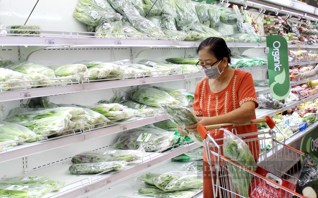 Khách hàng lựa mua sản phẩm hữu cơ ở siêu thị SaigonCo.op, TP.HCM. Ảnh: Nguyên Vỹ