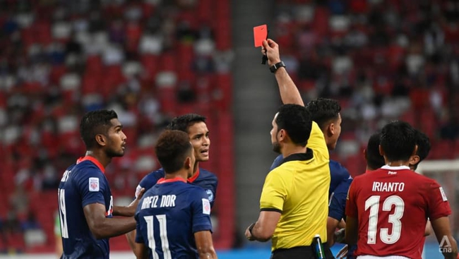 Cận cảnh Singapore nhận 3 thẻ đỏ, đá hỏng 1 quả penalty trước Indonesia - Ảnh 1.