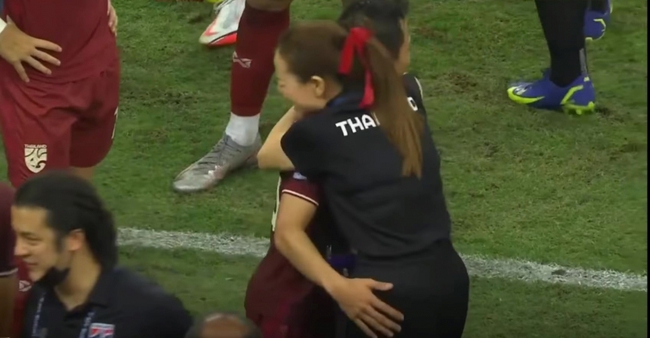 Nữ trưởng đoàn Thái Lan ngượng chín mặt vì bị Chanathip đụng chạm vòng 3 - Ảnh 1.