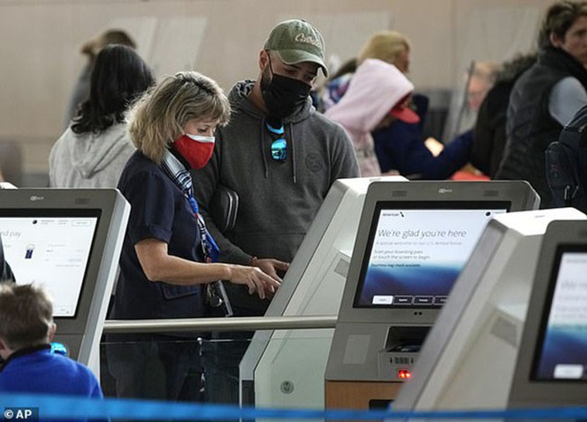 Mỹ: Nhiều người “mắc kẹt” tại sân bay dịp cao điểm du lịch cuối năm 2021 vì điều này - Ảnh 4.