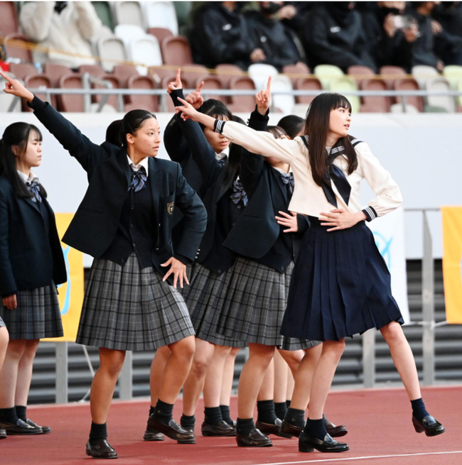 Kayashima: Nữ sinh gây sốt ở lễ khai mạc giải bóng đá trung học Nhật Bản - Ảnh 1.