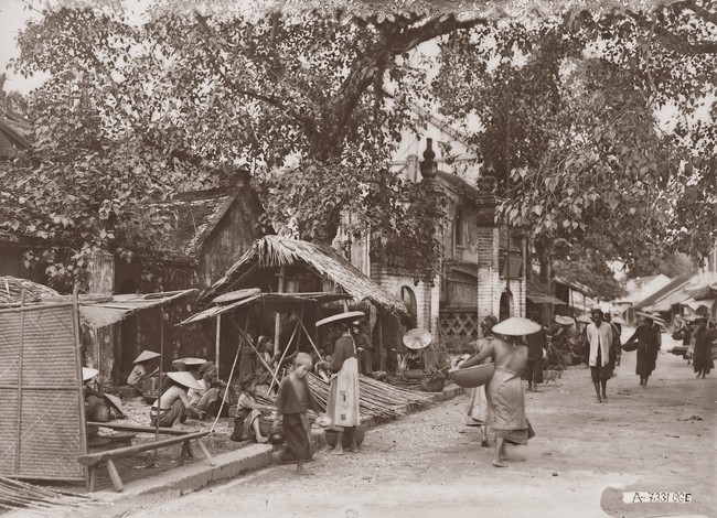 Ảnh hiếm về chợ Bưởi ở Hà Nội một thế kỷ trước - Ảnh 1.