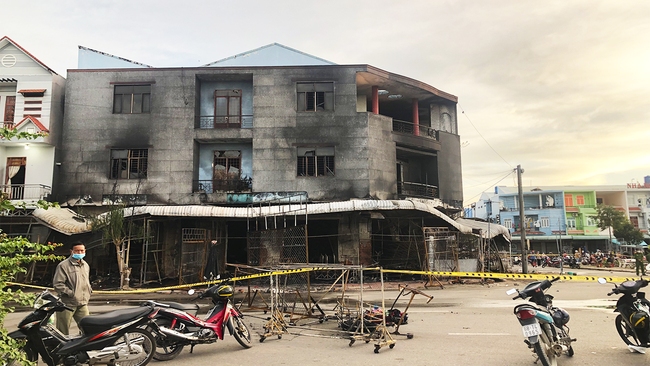 Kiên Giang: Cháy cửa hàng quần áo trong đêm, 4 người trong gia đình tử vong
 - Ảnh 1.