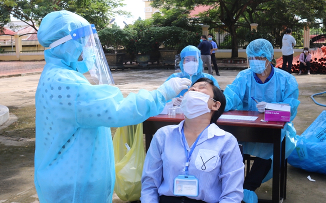Lực lượng y tế huyện Gò Dầu, Tây Ninh test nhanh người nguy cơ nhiễm dịch. Ảnh: Trọng Cầu