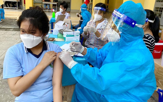 Tiêm vaccine phòng Covid-19 cho học sinh khối THPT ở huyện Gò Dầu, Tây Ninh. Ảnh: B.T