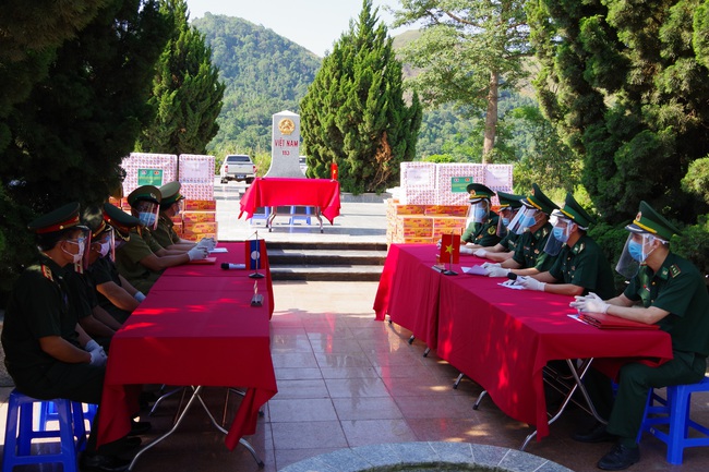Điện Biên: Trao vật tư hỗ trợ hai tỉnh Phong Sa Ly, Luông Pra Băng chống dịch Covid-19 - Ảnh 2.