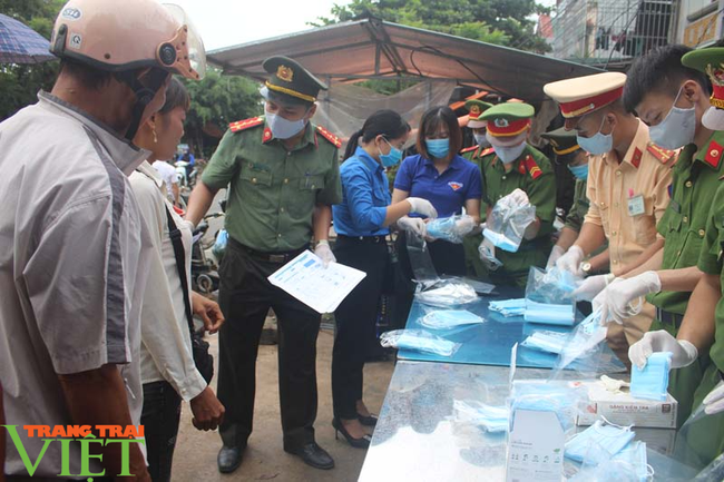 Chủ tịch UBND tỉnh Hòa Bình: Ban hành công điện khẩn, tập trung toàn lực truy vết, dập dịch Covid-19 - Ảnh 4.