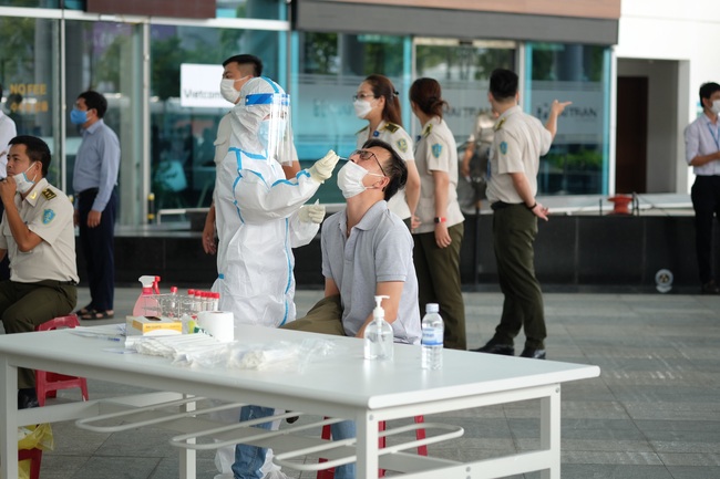 Lấy mẫu xét nghiệm Covid-19 cho hàng nghìn cán bộ, nhân viên tại sân bay Đà Nẵng - Ảnh 5.