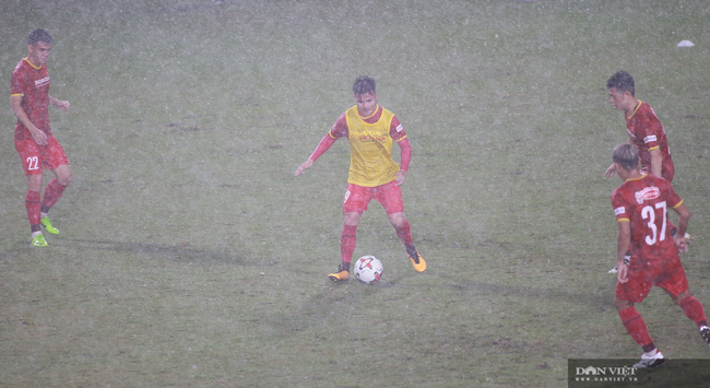 Đội tuyển Việt Nam luyện công trong thời tiết trời mưa tầm tã - Ảnh 6.